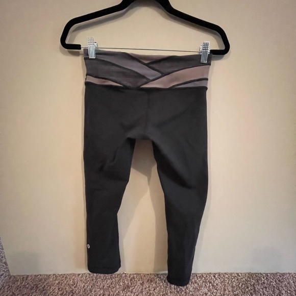 Lululemon Wunder Under Crop - Picture 2 of 4